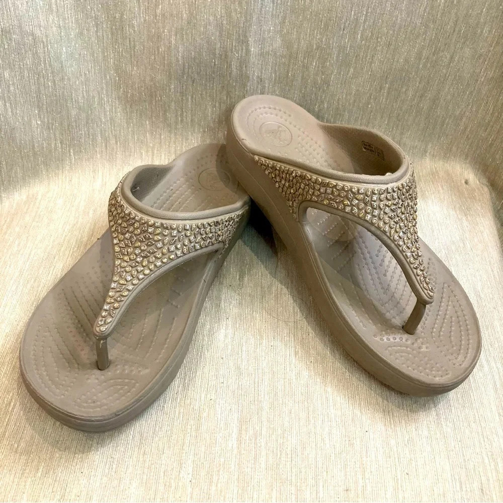 CROCS Sz 8 Sparkly Studded Flip Flop Thingue Style Comfort Sole Platform Sandals